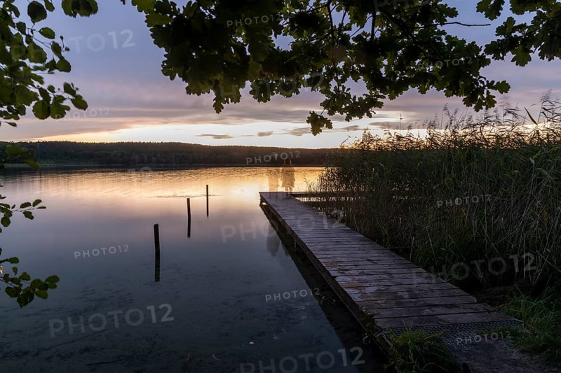 Ghost figures on the bathing jetty, evening mood on the bathing jetty of the Großer Glubigsee near Wendisch Rietz, Oder-Spree district, Brandenburg, Germany, Europe