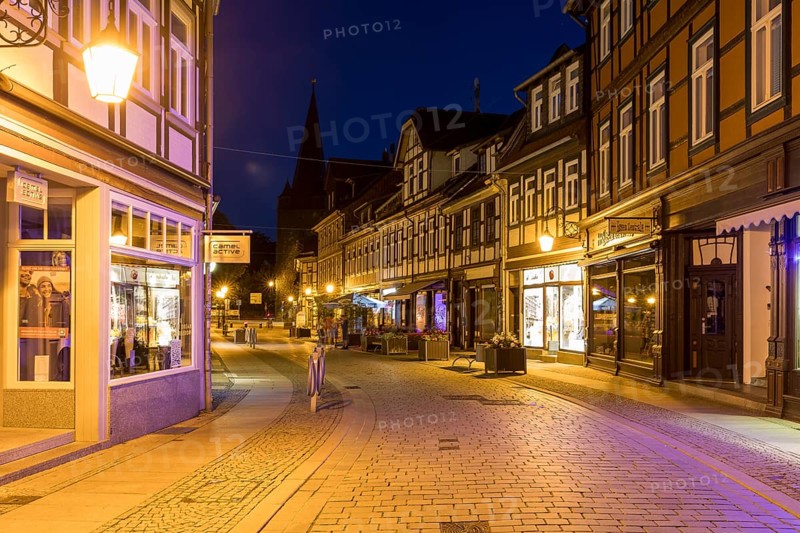 Half-timbered houses in the Westernstraße, in the background the Westerntorturm, shopping street at night, Wernigerode, Harz, Saxony-Anhalt, Germany, Europe