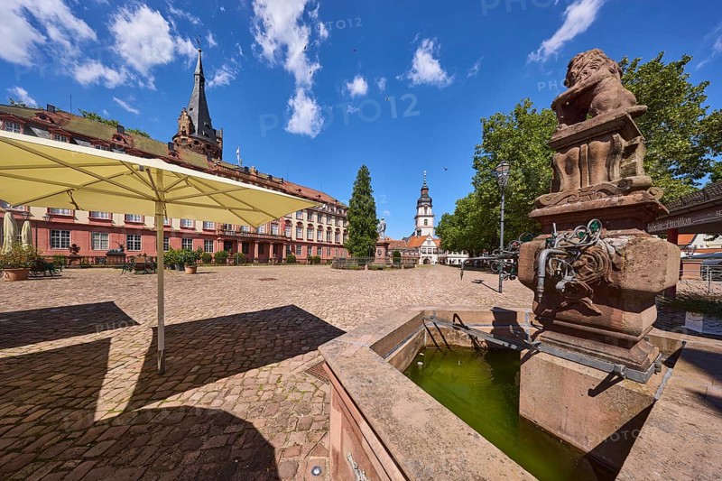 Market fountain, fountain, outdoor area of a restaurant with parasol, church tower, Erbach town church, Erbach castle, market square, Erbach, Odenwald, Odenwaldkreis, Hesse, Germany, Europe