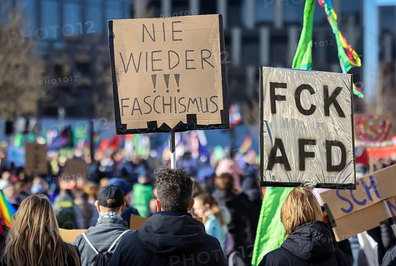 Essen, North Rhine-Westphalia, Germany - Demonstration against the right in Essen's green centre, several thousand people demonstrate against the AfD and the Merz-CDU's course on asylum policy, against the shift to the right in politics, against right-wing extremism, against the strengthening of the AfD and the course of CDU leader Friedrich Merz, the adoption of a CDU motion for a stricter migration policy with votes from the AfD led many citizens to openly articulate their opposition, #ZusammenGegenRechts, Bündnis Zusammen gegen Rechts