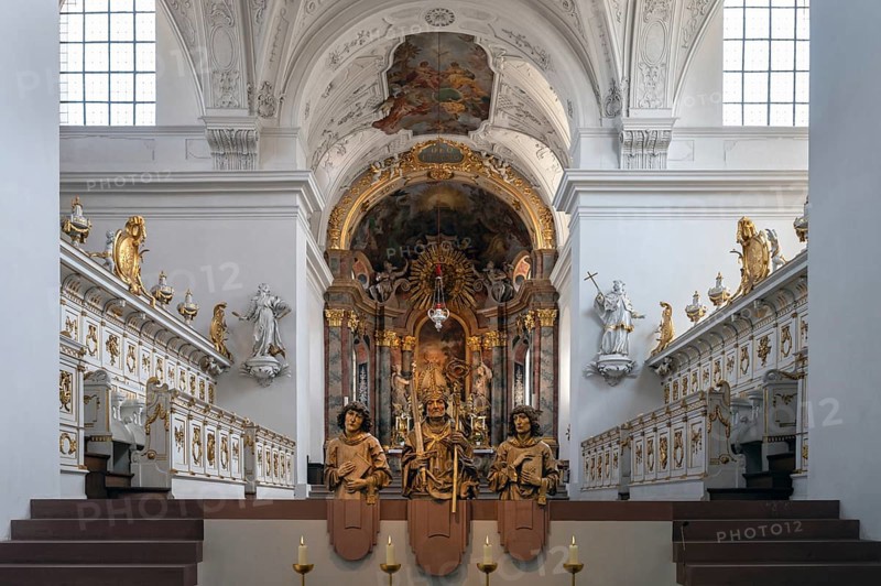 View of the chancel, in front statues of Bishop Kilian, centre, with Kolonat and Totnan in St. Kilian's Cathedral, detail, Würzburg, Lower Franconia, Bavaria, Germany, Europe