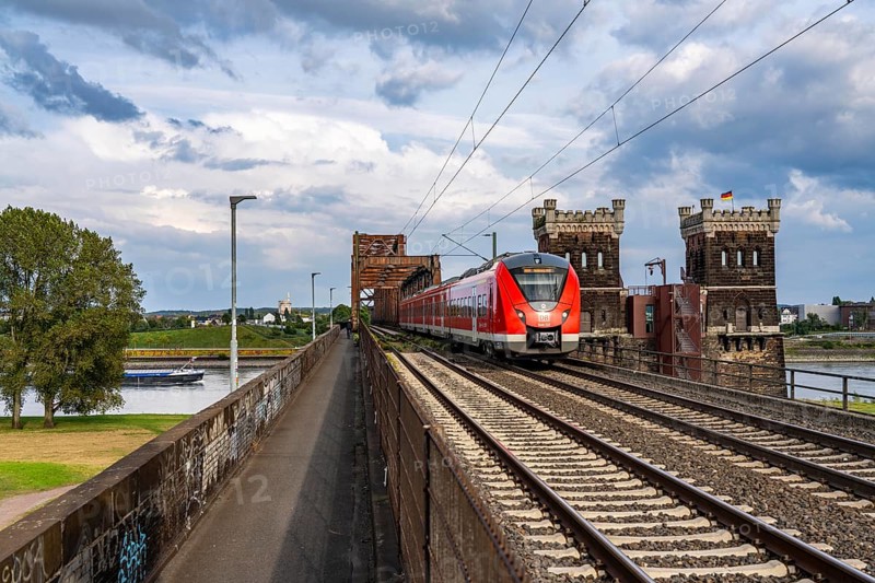 The railway bridge Duisburg-Hochfeld-Rheinhausen, over the Rhine, regional trains and many goods trains cross the Rhine here, from 1950, steel truss bridge, Duisburg, North Rhine-Westphalia, Germany, Europe