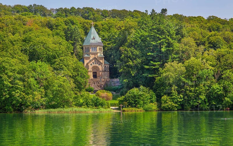 Votive chapel Memorial Chapel of St Ludwig on the lakeshore with wooden cross in the lake, the place where King Ludwig II died, Berg, Lake Starnberg, Bavarian Alpine foothills, Upper Bavaria, Bavaria, Germany, Europe