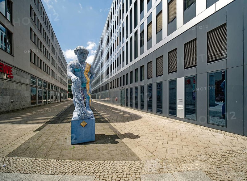 Sculpture Hallescher Schweinehirt by Carsten Theumer opposite the Hallmarkt, Halle an der Saale, Saxony-Anhalt, Germany, Europe