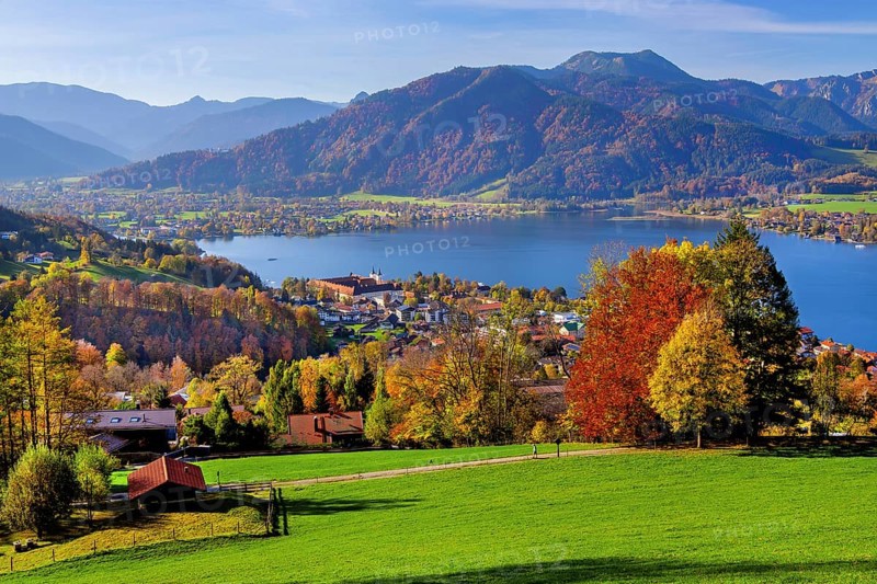 Panorama of the village and lake with the monastery castle in autumn, Tegernsee, Tegernsee, Tegernsee valley, Mangfall mountains, Bavarian Alps, Upper Bavaria, Bavaria, Germany, Europe