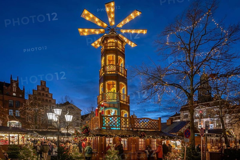 Large Christmas pyramid at the Christmas market on the market square, Lüneburg, Lower Saxony, Germany, Europe