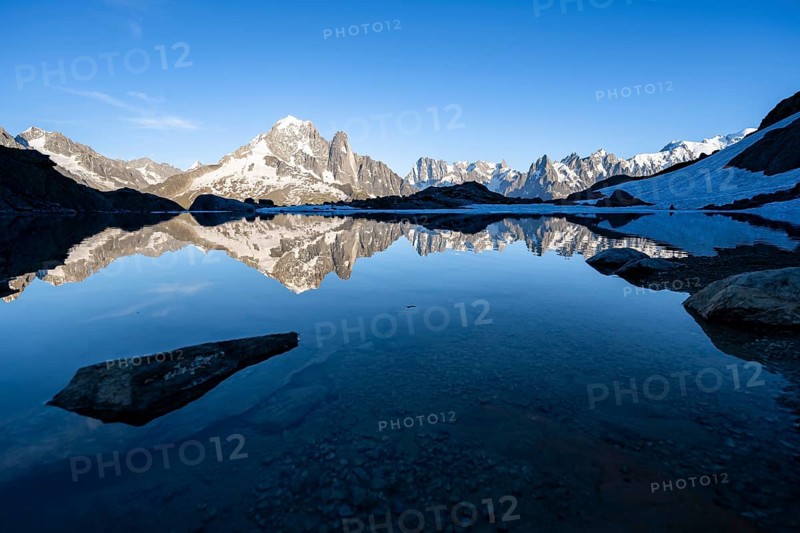 Mountain landscape in the evening light, water reflection in Lac Blanc, mountain peak, Aiguille Verte, Grandes Jorasses, Aiguille du Moine, Mont Blanc, Mont Blanc massif, Chamonix-Mont-Blanc, Haute-Savoie, France, Europe