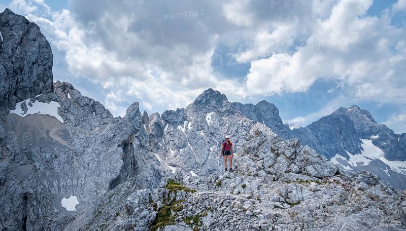 Mountaineer on the Jubiläumsgrat between Zugspitze and Alpspitze, high mountains, Wetterstein range, Bavaria, Germany, Europe
