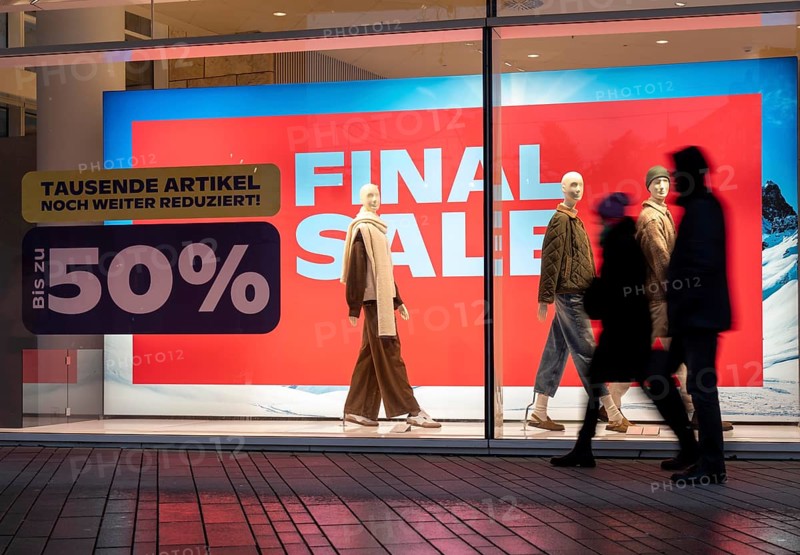Final Sale, Clothing department stores' on Schadowstraße, large poster in the shop window advertising the winter sale, rainy weather, Düsseldorf, North Rhine-Westphalia, Germany, Europe