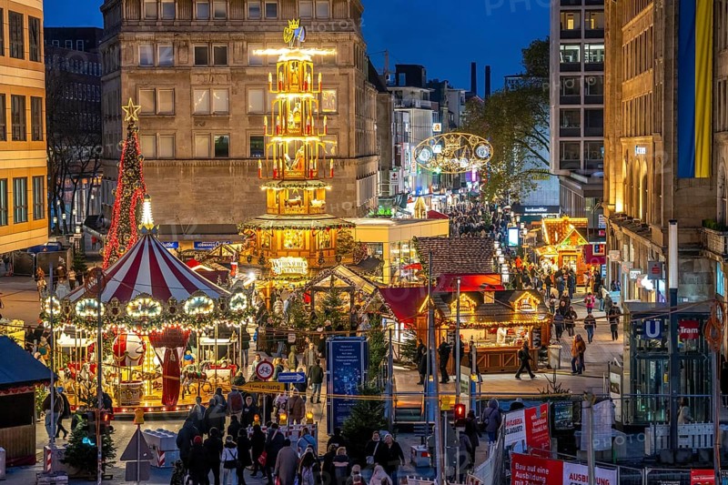 Pre-Christmas season, Christmas market in the city centre of Essen, Willy-Brandt-Platz, pedestrian zone Kettwiger Straße, Christmas lighting, Essener Lichtwochen, North Rhine-Westphalia, Germany, Europe