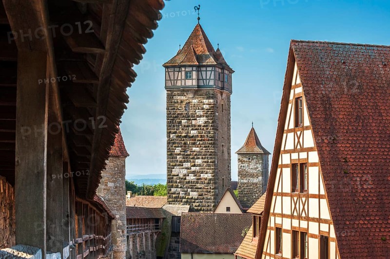 Walkway of the town wall with watchtowers in the historic old town, Rothenburg ob der Tauber, Franconia, Bavaria, Germany, Europe
