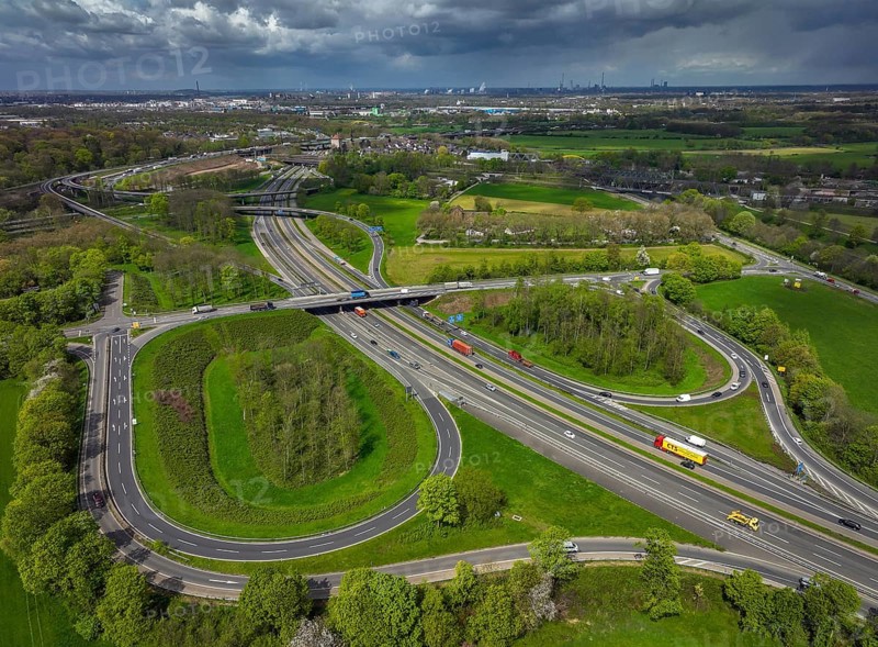 Duisburg, North Rhine-Westphalia, Germany, Ruhr area landscape at the Kaiserberg motorway junction, the junction connects the A3 motorway with the A40 motorway, the spaghetti junction will be renovated in the next few years, Europe