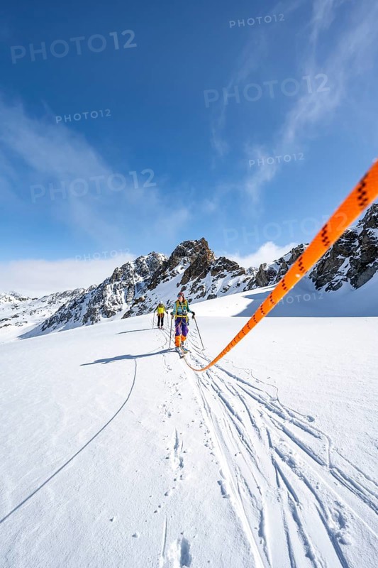Ski tourer with rope, rope team on the Vadret da Porchabella glacier on the ascent to the summit of Piz Kesch, mountain landscape in winter, alpine tour, ski tour Bündner Haute Route, Albula Alps, Rhaetian Alps, Grisons, Eastern Switzerland, Switzerland, Europe