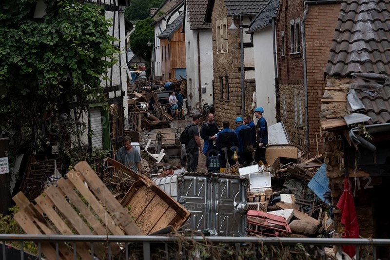 Flood in North Rhine-Westphalia, the village of Iversheim on the Erft was almost completely flooded Damage to almost all buildings and the road, clean-up work, Iversheim, district of Bad Münstereifel, North Rhine-Westphalia, Germany, Europe