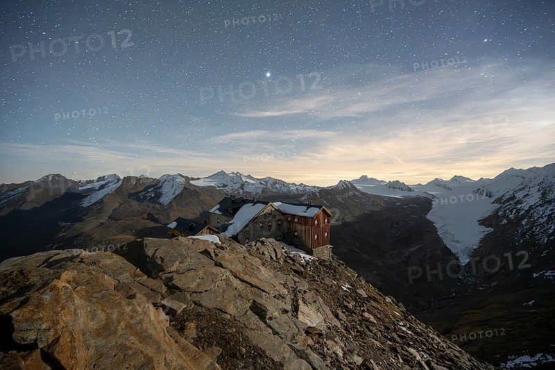 Mountain landscape under a starry sky, night shot, mountain hut Ramolhaus in autumn with snow, view of Gurgler Ferner with summit Hochwilde and Falschungsspitze, Ötztal Alps, Tyrol, Austria, Europe