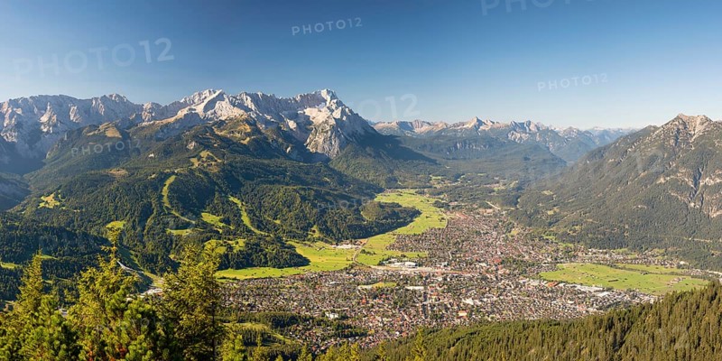 Panorama from the Wank, 1780m, to the Wetterstein mountains with Alpspitze 2628m, Jubiläumsgrat and Zugspitze 2962m, Werdenfelser Land, Upper Bavaria, Bavaria, Germany, Europe