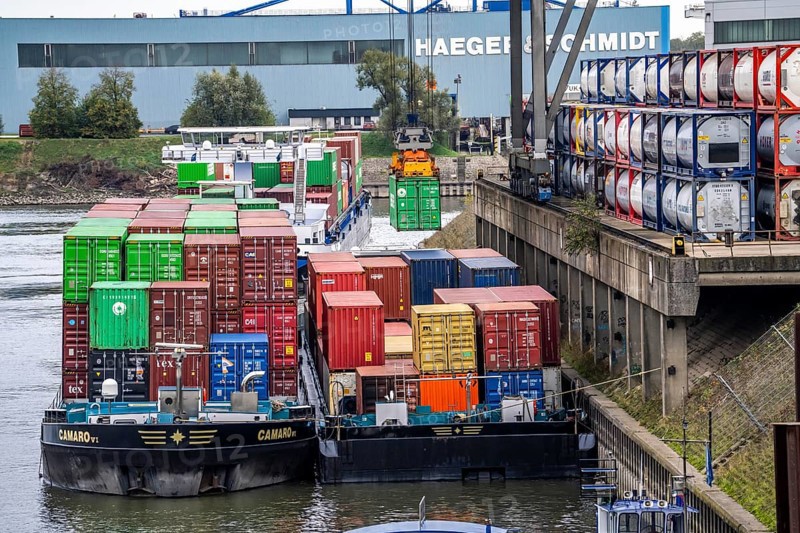 Port of Duisburg Ruhrort, Container freighter being loaded and unloaded at DeCeTe, Duisburg Container Terminal, Duisport, Duisburger Hafen AG, Duisburg, North Rhine-Westphalia, Germany, Europe