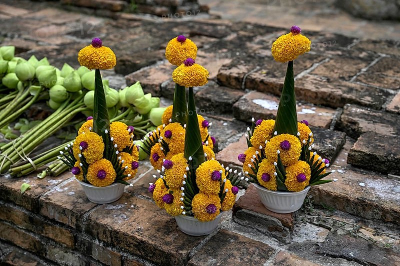 Offerings in front of the reclining Buddha, Wat Lokayasutharam, temple of the reclining Buddha, Ayutthaya, Ayutthaya province, Thailand, Asia