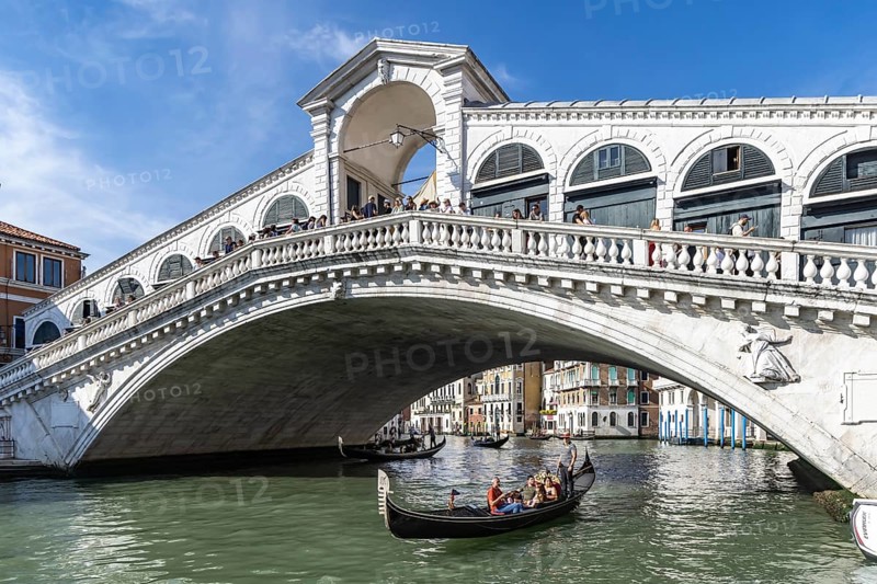 Venetian gondola with gondolier travelling on the Grand Canal, Rialto Bridge, Venice, Venice, Italy, Europe