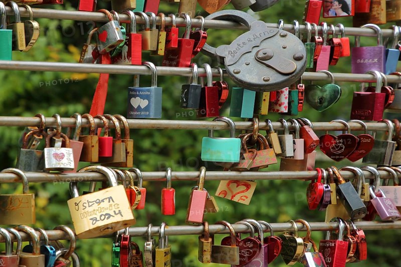 Bars with love locks, many, series, row, number, quantity, metal, symbol, heart-shaped, love, relationship, partnership, friendship, fidelity, eternity, permanent, always, infinite, closed, to, Bad Nauheim, Wetterau, Hesse, Germany, Europe