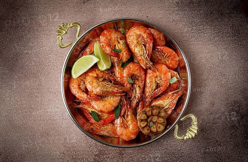 Fried king prawns, in shell, with spices, size 30/40, unpeeled shrimp, homemade, no people