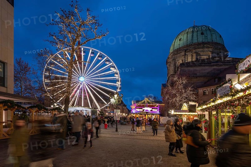 Ferris wheel at the winter village, Christmas market at dusk, St Elisabeth's Church on the right, Jakobsplatz, Nuremberg, Middle Franconia, Bavaria, Germany, Europe