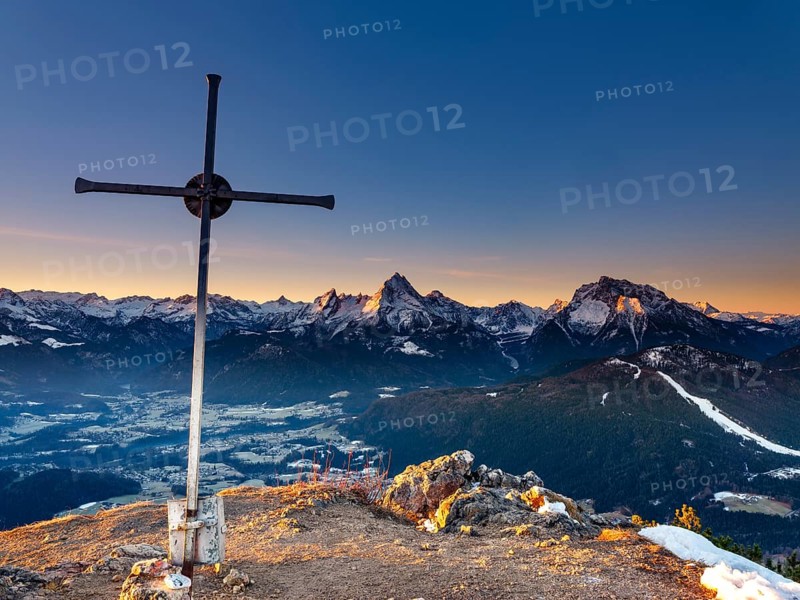 Rauher Kopf summit cross at sunrise, behind the Berchtesgaden Alps, Steinernes Meer, Schönfeldspitze, Watzmann and Hochkalter, Berchtesgaden National Park, Bischofswiesen, Berchtesgadener Land, Upper Bavaria, Bavaria, Germany, Europe