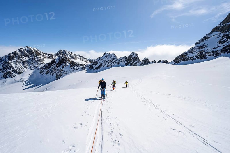 Ski tourer with rope, rope team on the Vadret da Porchabella glacier on the ascent to the summit of Piz Kesch, mountain landscape in winter, alpine tour, ski tour Bündner Haute Route, Albula Alps, Rhaetian Alps, Grisons, Eastern Switzerland, Switzerland, Europe