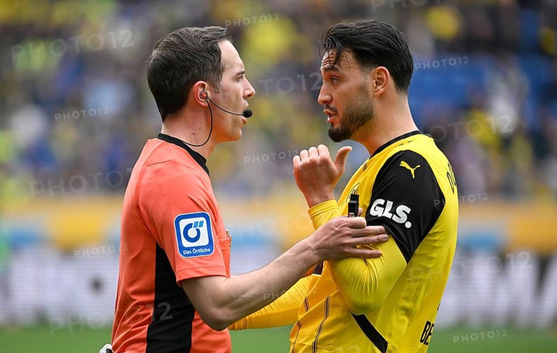 Referee Benjamin Brand in discussion with Ramy Bensebaini Borussia Dortmund BVB (05) Gesture Gesture PreZero Arena, Sinsheim, Baden-Württemberg, Germany, Europe