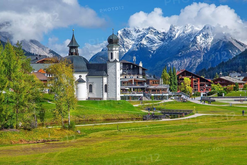 Seekirchl on the edge of the village with the Karwendel mountains, Seefeld in Tyrol, Seefeld Plateau, Tyrol, Austria, Europe