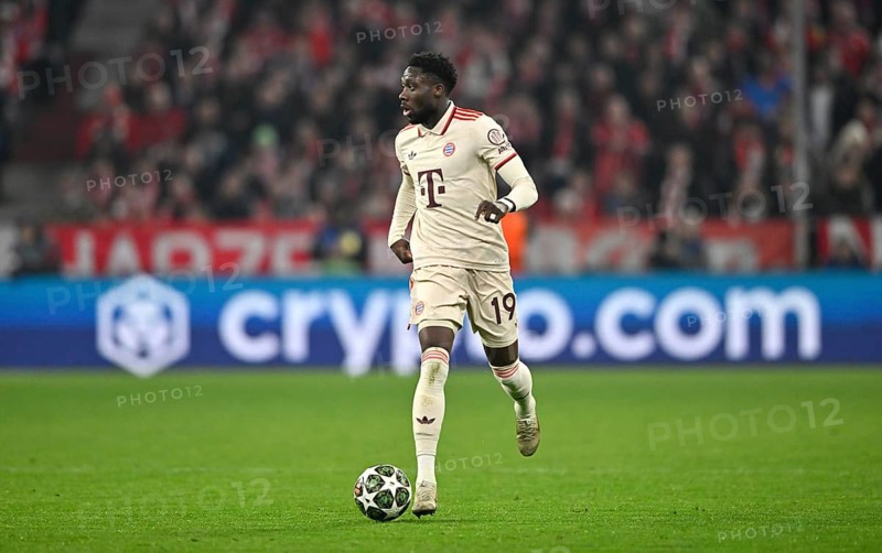 Alphonso Davies Bayern FC Munich FCB (19) Action on the ball perimeter advertising CRYPTOCOM UEFA Champions League Allianz Arena, Munich, Bavaria, Germany, Europe