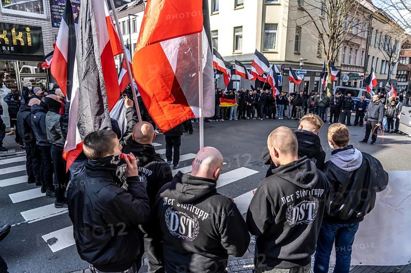 The neo-Nazi group Jung und Stark, JS, demonstrates in the city centre of Essen, demanding the remigration of foreigners, chanting Deutschland den Deutschen Ausländer raus, approx. 150 ultra right-wingers, dressed in black and wearing typical scene clothing, several groups demonstrate against the Nazi march, Essen, North Rhine-Westphalia, Germany, Europe