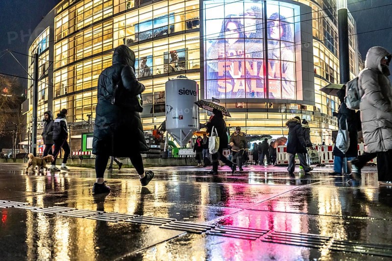 Schadowstraße, city centre, shopping street, pedestrian zone, winter, rainy weather, P&C clothing department stores', passers-by, Düsseldorf, North Rhine-Westphalia, Germany, Europe