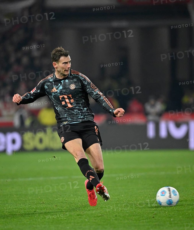 Leon Goretzka FC Bayern Munich FCB (08) Action on the ball MHPArena, MHP Arena Stuttgart, Baden-Württemberg, Germany, Europe