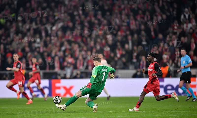 Goalkeeper Manuel Neuer FC Bayern Muenchen FCB (01) Action gives the libero Jeremie Frimpong Bayer 04 Leverkusen (30) Granit Xhaka Bayer 04 Leverkusen (34) UEFA Champions League Allianz Arena, Munich, Bavaria, Germany, Europe