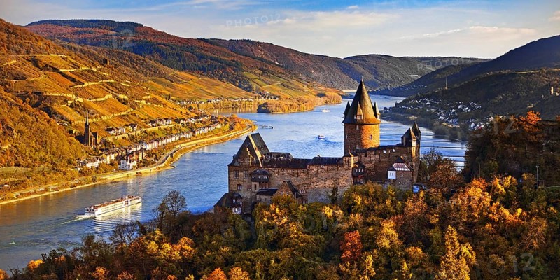 Stahleck Castle, hilltop castle overlooking the Rhine, Bacharach, UNESCO World Heritage Upper Middle Rhine Valley, autumn, Rhineland-Palatinate, Germany, Europe