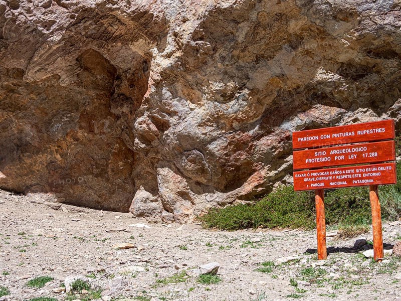 Paredon con pinturas, prehistoric paintings at the walls of a cave, Park Patagonia section Jeinimeni, Patagonia, Chile, South America