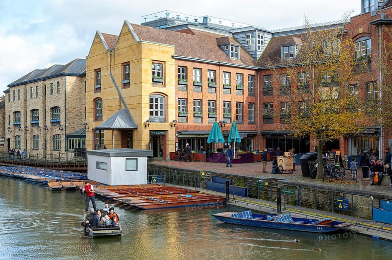 Punting on River Cam seen from Magdalene Bridge, Cambridge, Cambridgeshire, England, UK quayside buildings Las Iguanas restaurant