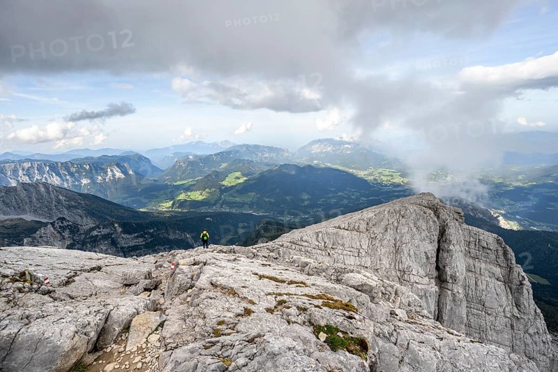Mountaineer on a rocky ridge, Watzmann crossing to the Watzmann Mittelspitze, view of mountain panorama, Berchtesgaden National Park, Berchtesgaden Alps, Bavaria, Germany, Europe