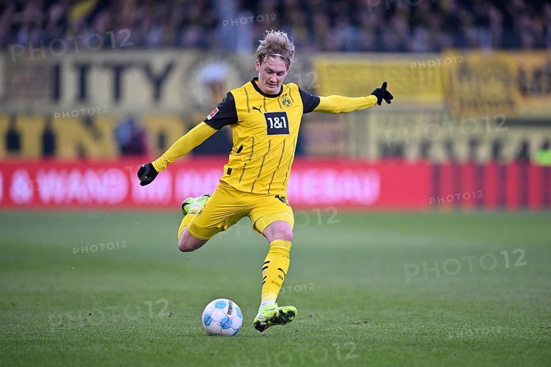 Julian Brandt Borussia Dortmund BVB (10) Action on the ball Voith-Arena, Heidenheim, Baden-Württemberg, Germany, Europe