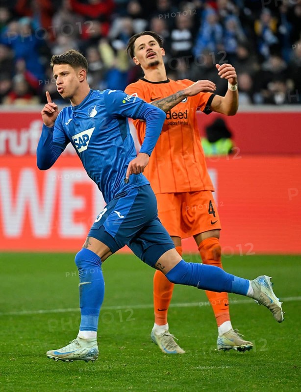 Goal celebration Adam Hlozek TSG 1899 Hoffenheim (23) Gesture Gesture Robin Koch Eintracht Frankfurt SGE (04) disappointed PreZero Arena, Sinsheim, Baden-Württemberg, Germany, Europe