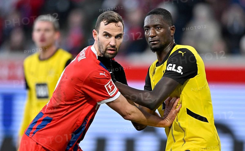 One-on-one, action Benedikt Gimber 1. FC Heidenheim 1846 FCH (05) against Serhou Guirassy Borussia Dortmund BVB (09) Voith-Arena, Heidenheim, Baden-Württemberg, Germany, Europe