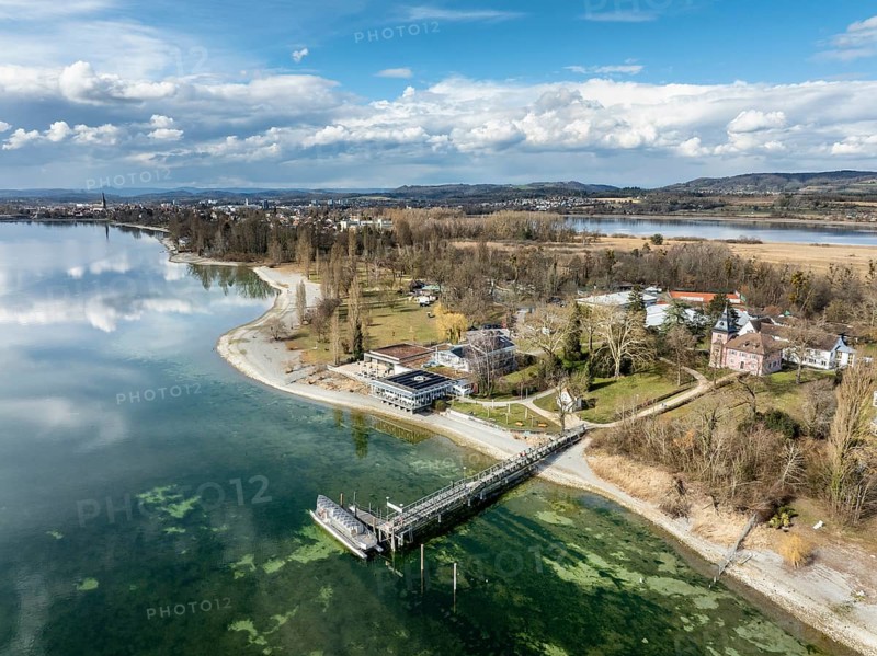 Aerial view of the Mettnau peninsula in western Lake Constance with the spa centre, Mettnaukur, landing stage and restaurant Strandcafe, Radolfzell, district of Constance, Baden-Württemberg, Germany, Europe