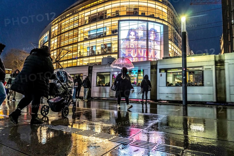 Schadowstraße, city centre, shopping street, pedestrian zone, winter, rainy weather, P&C clothing department stores', passers-by, Düsseldorf, North Rhine-Westphalia, Germany, Europe