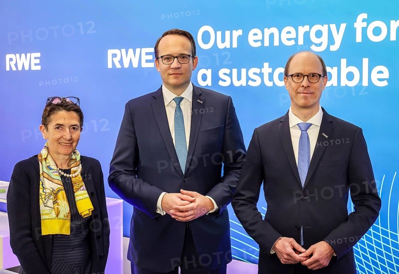 Essen, North Rhine-Westphalia, Germany, RWE CEO Markus Krebber (centre), Labour Director CHO Zvezdana Seeger (left), and CFO Michael Müller (right), at the RWE Annual Press Conference, Europe