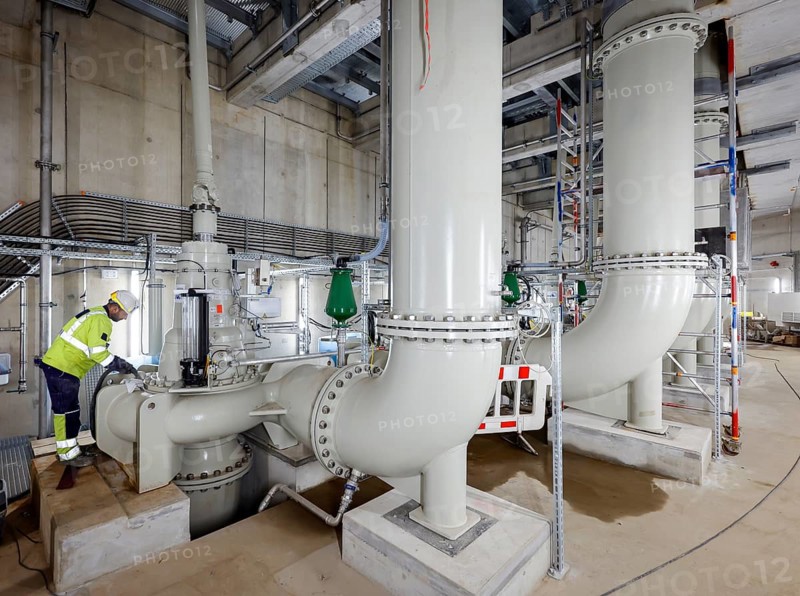 28.10.2020, Oberhausen, Ruhr area, North Rhine-Westphalia, Germany - Emscher conversion, new Emscher AKE sewer, here the new Oberhausen pumping station, the engine room with the pumps that will pump 16.000 litres of wastewater per minute, the ecological conversion of the Emscher system consists of the construction of a central wastewater treatment system in the Ruhr area, the construction of sewers and the renaturation of the Emscher and its tributaries 00X201028D016CARO (MODEL RELEASE: NO, PROPERTY RELEASE: NO (c) caro images / Rupert Oberhaeuser, http://www.caro-images.com, info@caro-images.com - If the photo is used for purposes other than journalism, please contact the agency - any use of the photo is subject to a fee !)