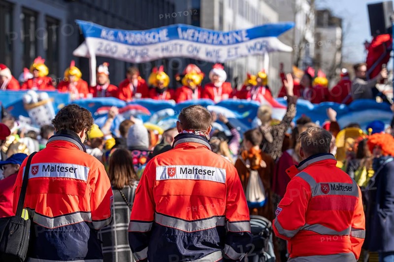 Rose Monday carnival parade in Düsseldorf, rescue workers at the Rose Monday parade, Malteser
