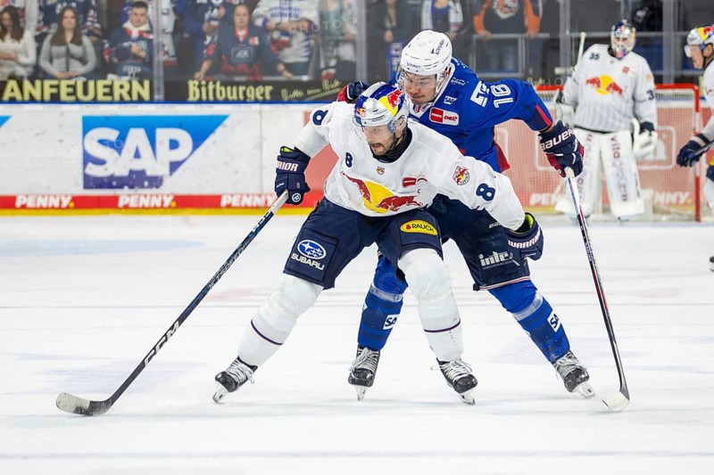 DEL, German Ice Hockey League season 2024/25, Matchday 22: Adler Mannheim vs Red Bull Munich. Picture: Dynamic advance by Tobias Rieder (8, Munich)