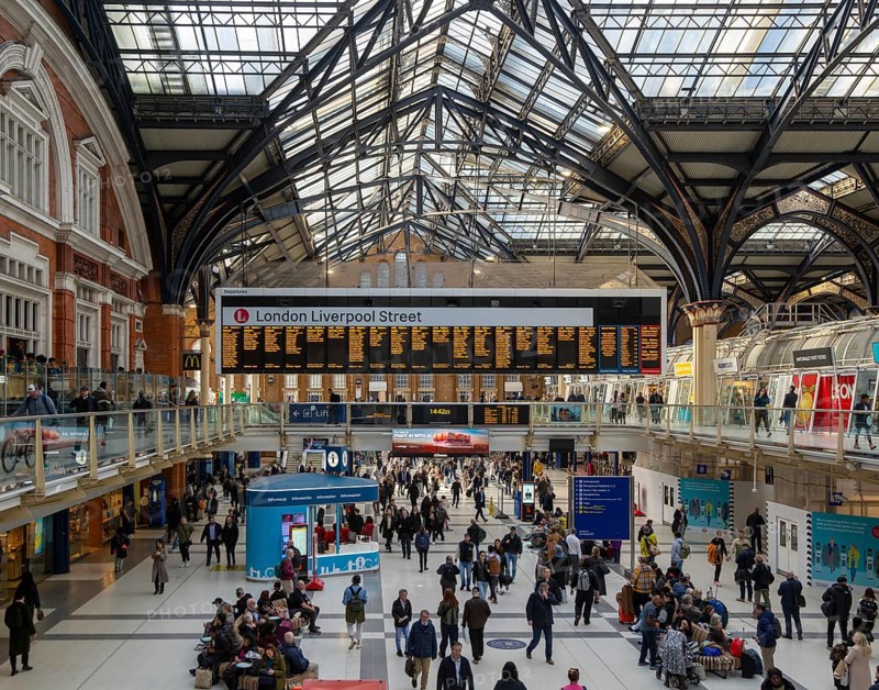 Concourse busy with passengers, Liverpool Street railway station, London, England, UK