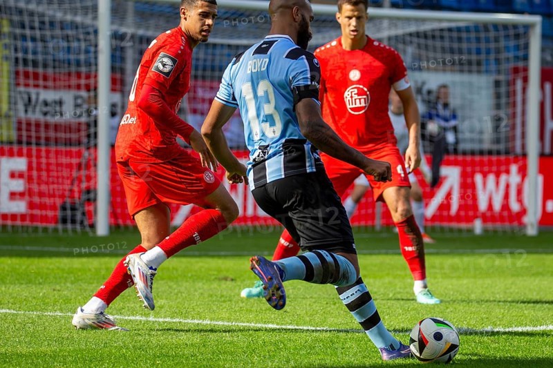 Football 3rd division, season 2024/25, matchday 8: Waldhof Mannheim vs Rot-Weiß Essen. On the ball: Terrence Boyd (13, Mannheim)